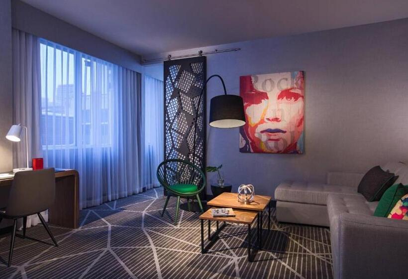 带大床的套房, Renaissance Montreal Downtown