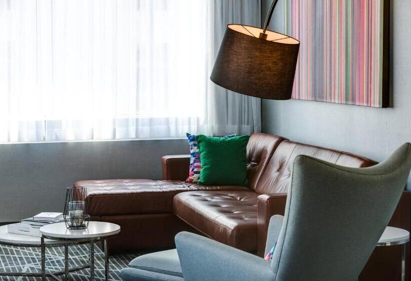 带大床的套房, Renaissance Montreal Downtown