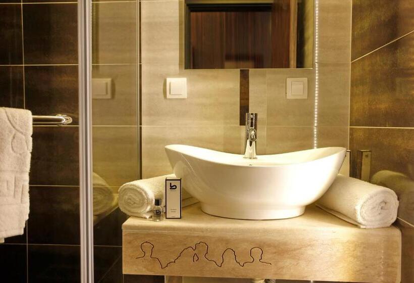 اتاق استاندارد سه نفره, Theater Belgrade