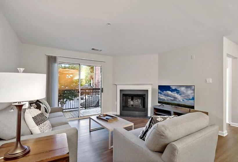 带1个卧室的带阳台的公寓, Garden Styles Herndon Dulles Airport