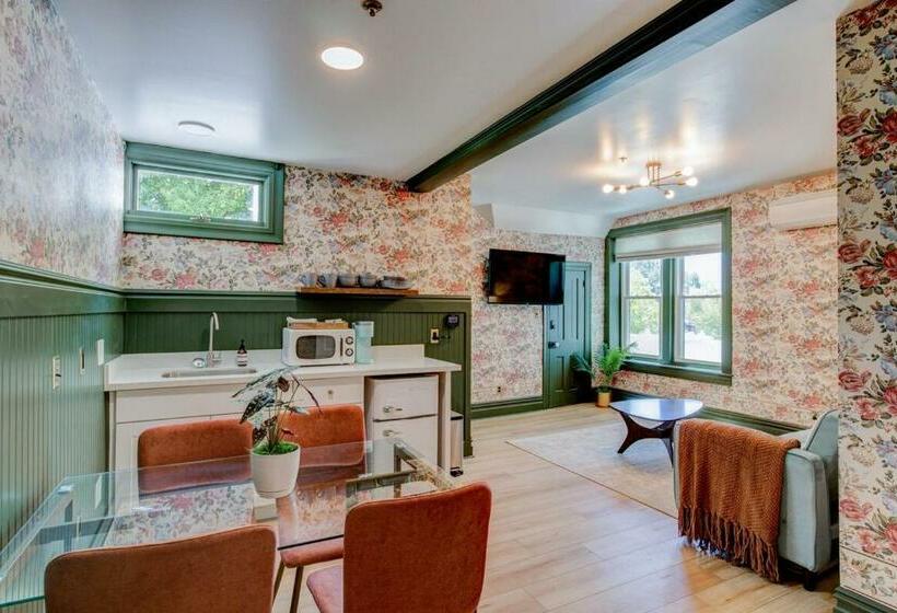 מיטת קינג בסוויטה, Suite 2 Historic Art City Inn