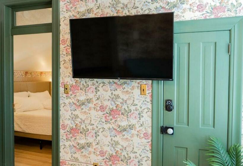 מיטת קינג בסוויטה, Suite 2 Historic Art City Inn