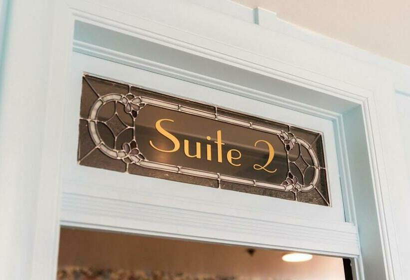 מיטת קינג בסוויטה, Suite 2 Historic Art City Inn
