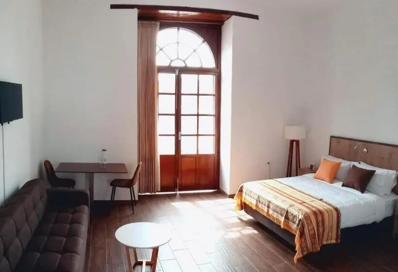 スイート, Casona Tobar