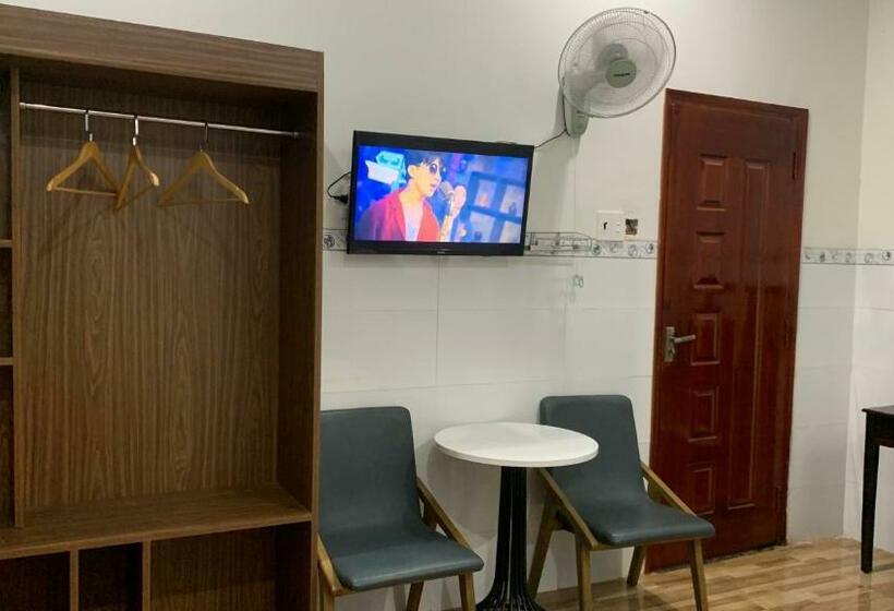 اتاق لوکس, Hoàng Nam