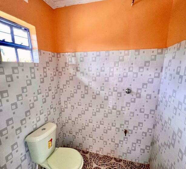 اتاق خانوادگی, Jc Iten Guest House