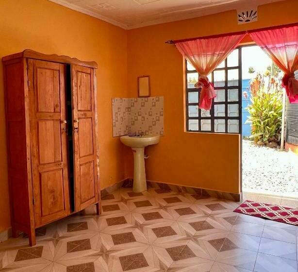 اتاق خانوادگی, Jc Iten Guest House