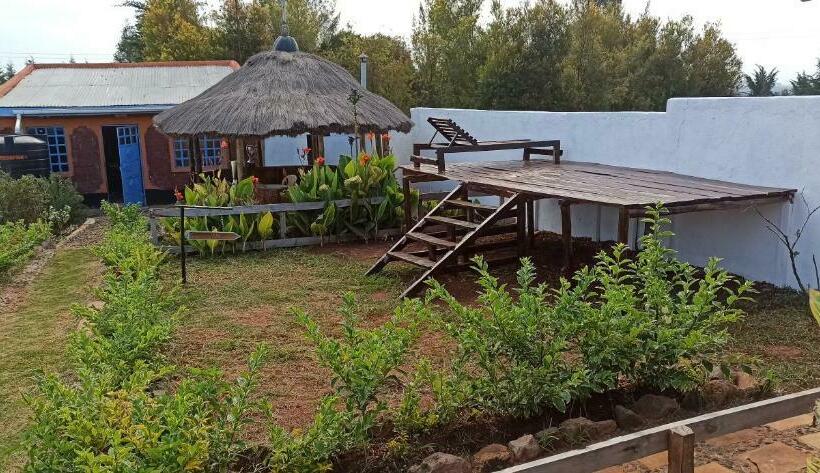 اتاق خانوادگی, Jc Iten Guest House