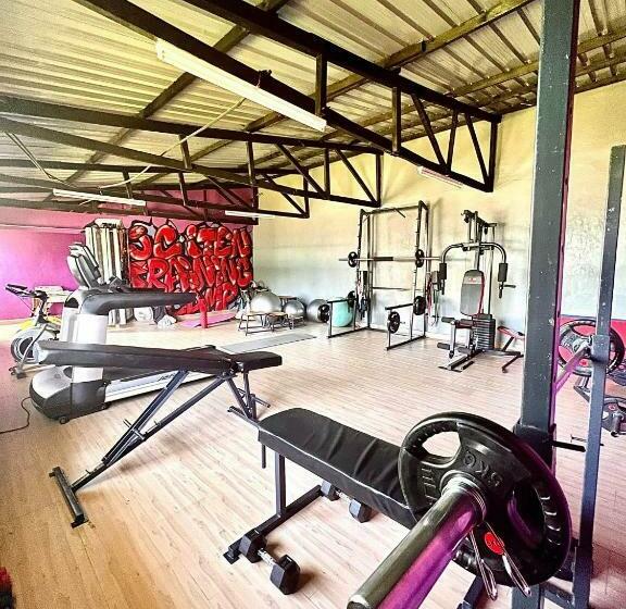 اتاق خانوادگی, Jc Iten Guest House