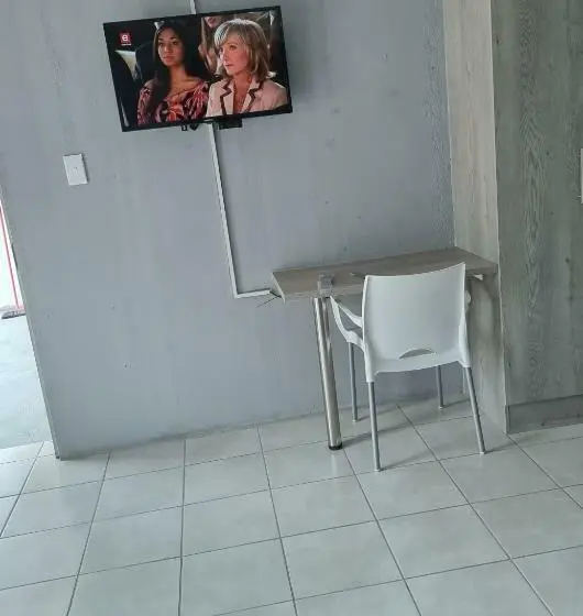 スタンダードルーム, The Unit Party House
