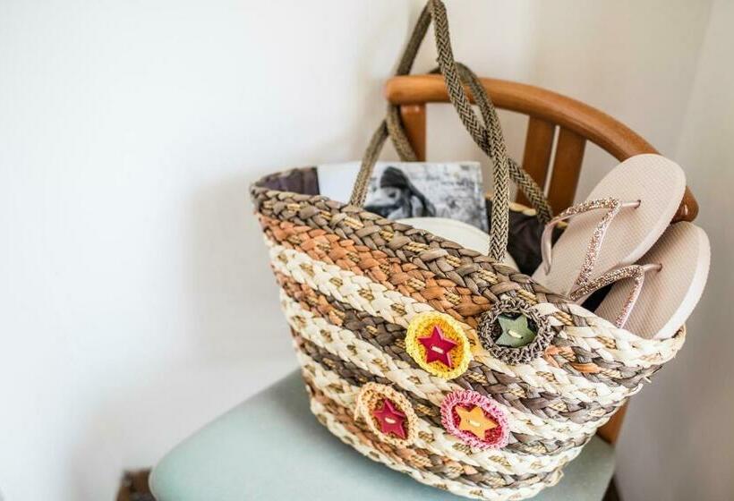 חדר סטנדרט לארבעה, Bettina