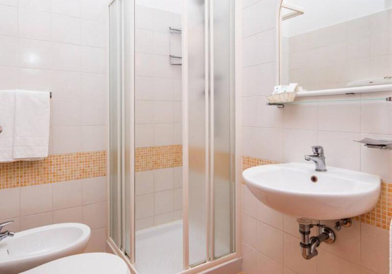 חדר סטנדרט לארבעה, Bettina