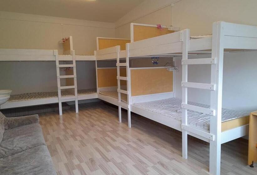 اتاق خانوادگی با سرویس بهداشتی مشترک, Bergistangi Hostel