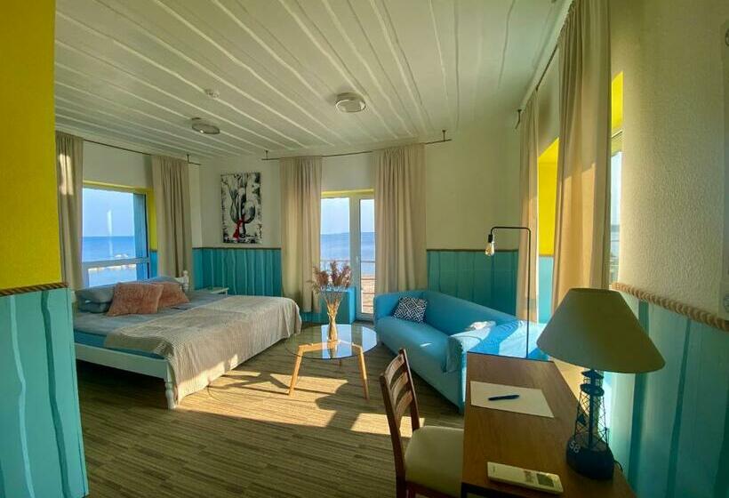 اتاق لوکس با بالکن و چشم‌انداز دریا, Vergi Sadam & Restoran Wirkes