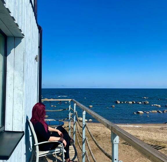 اتاق لوکس با بالکن و چشم‌انداز دریا, Vergi Sadam & Restoran Wirkes