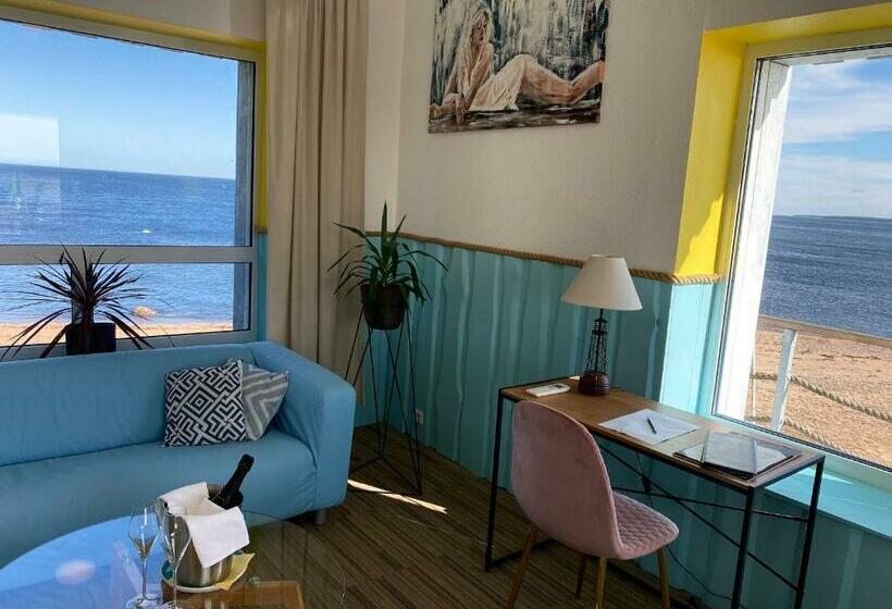 اتاق لوکس با بالکن و چشم‌انداز دریا, Vergi Sadam & Restoran Wirkes