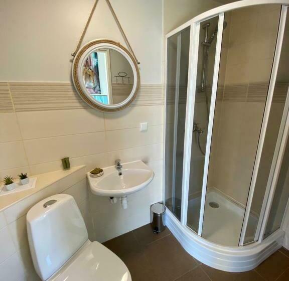 اتاق لوکس با بالکن و چشم‌انداز دریا, Vergi Sadam & Restoran Wirkes