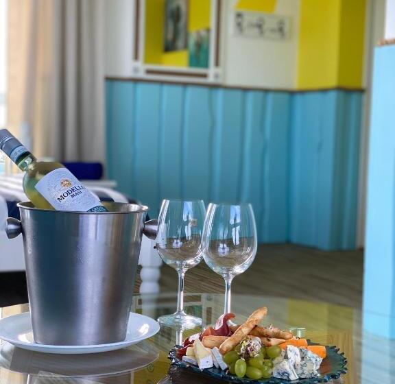 اتاق لوکس با بالکن و چشم‌انداز دریا, Vergi Sadam & Restoran Wirkes