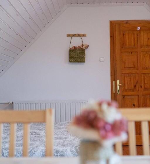 ファミリールーム, Tugári Vendégház