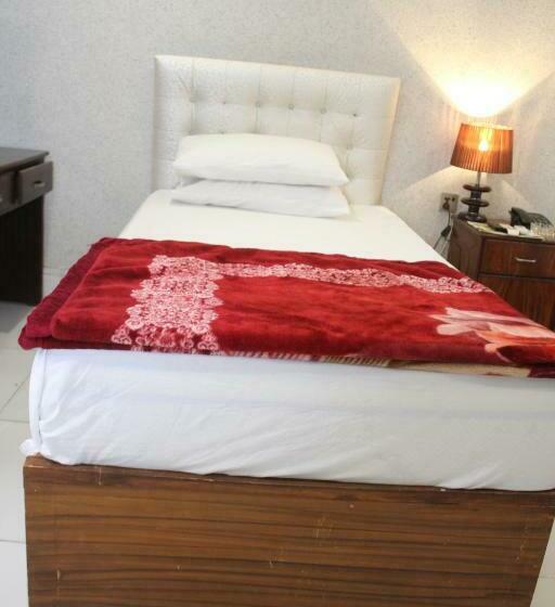 اتاق استاندارد با چشم‌انداز باغ, Pakistan Club Inn