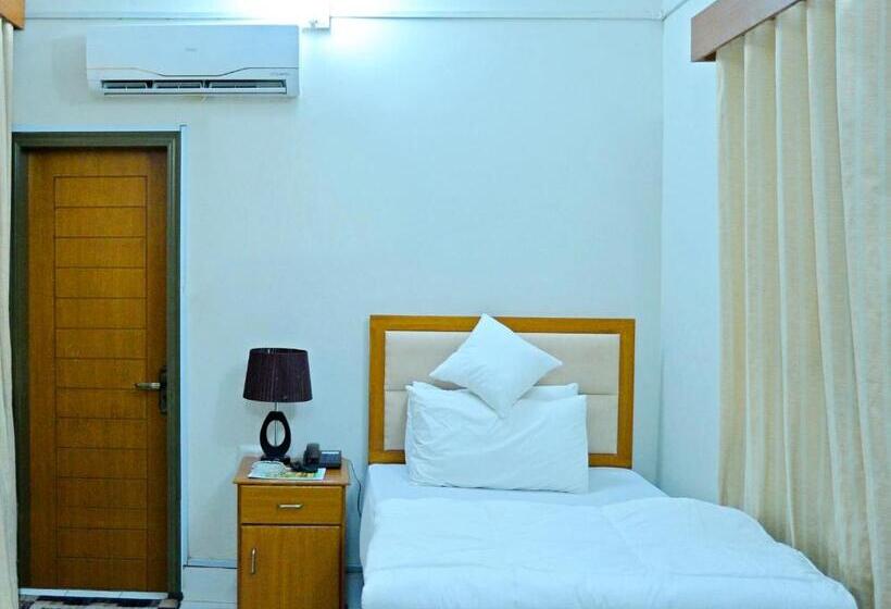 اتاق یک تخته با چشم‌انداز باغ, Pakistan Club Inn
