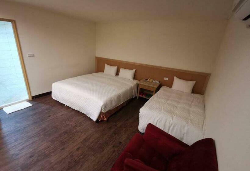 اتاق استاندارد سه نفره, Mumu Motel