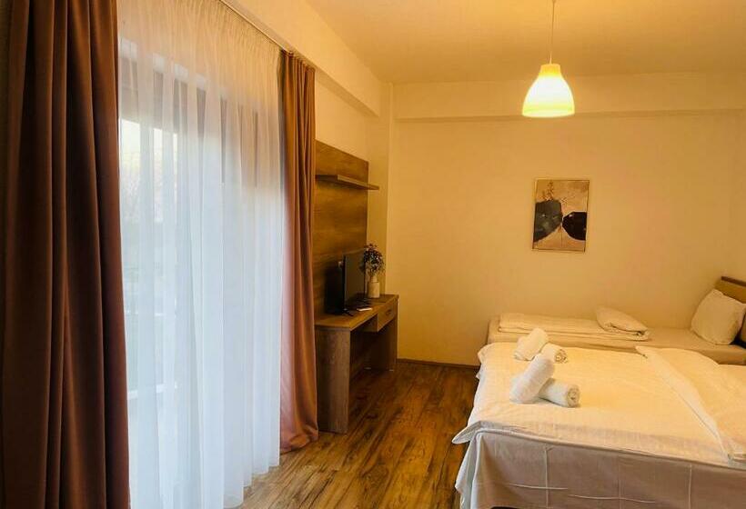 سوئیت جونیور با تراس, Fuk Tak Apartmani&restoran