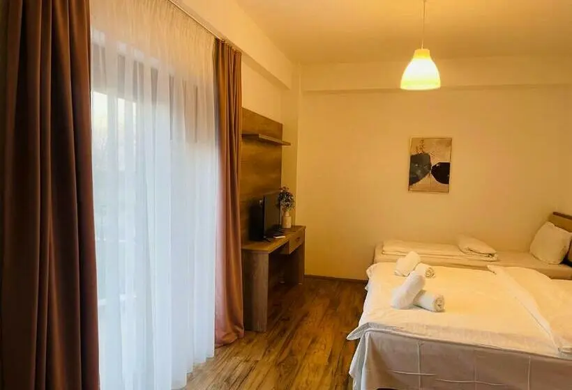 سوئیت جونیور با تراس, Fuk Tak Apartmani&restoran