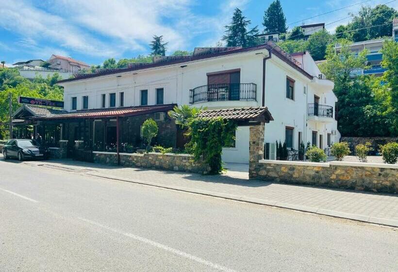 سوئیت جونیور با تراس, Fuk Tak Apartmani&restoran