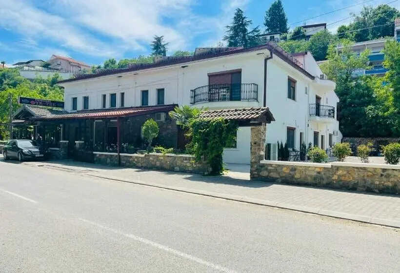 سوئیت جونیور با تراس, Fuk Tak Apartmani&restoran
