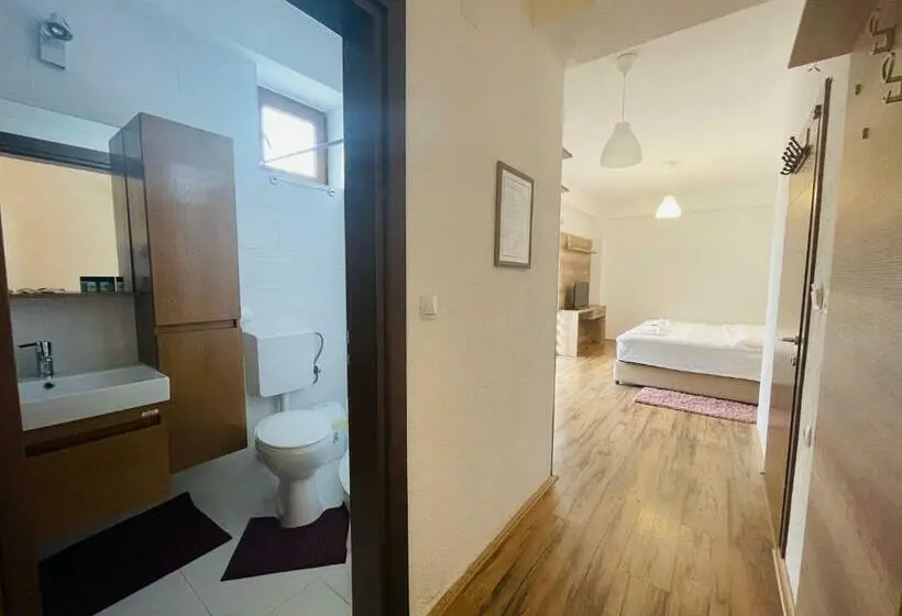 سوئیت جونیور با تراس, Fuk Tak Apartmani&restoran