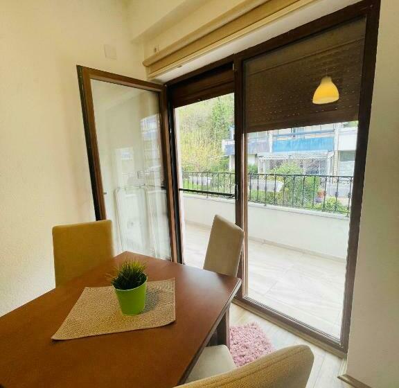 سوئیت جونیور با تراس, Fuk Tak Apartmani&restoran