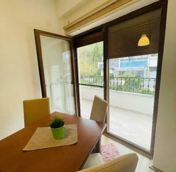 سوئیت جونیور با تراس, Fuk Tak Apartmani&restoran