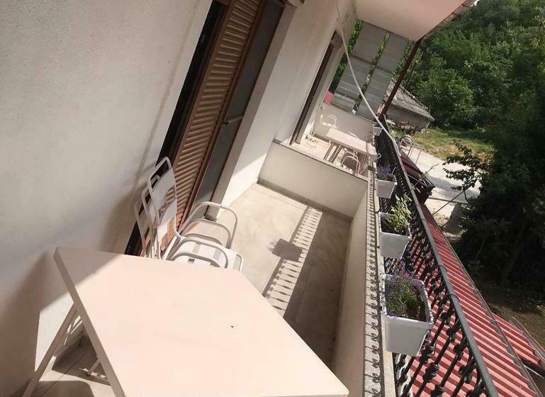 سوئیت جونیور با تراس, Fuk Tak Apartmani&restoran