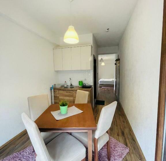 سوئیت جونیور با تراس, Fuk Tak Apartmani&restoran