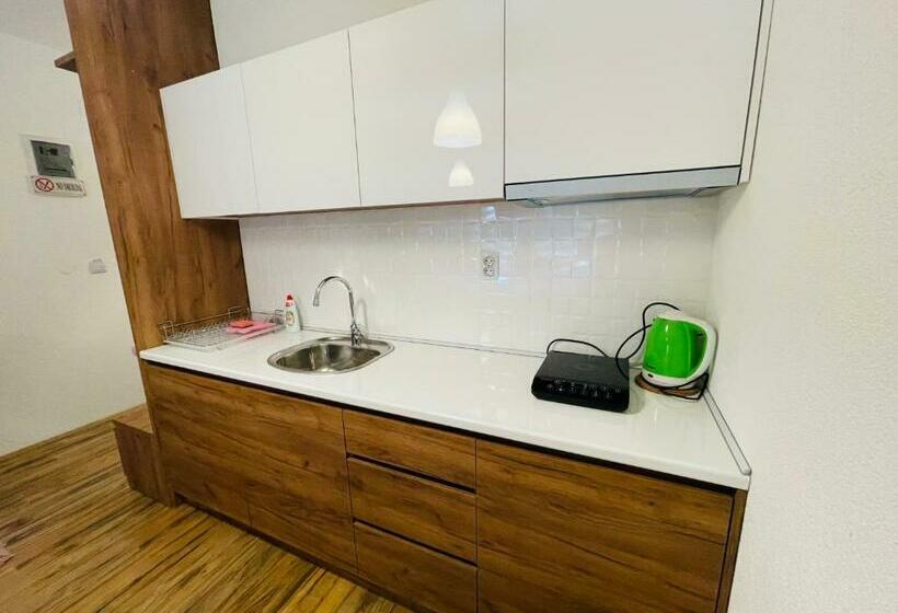 سوییت جونیور, Fuk Tak Apartmani&restoran