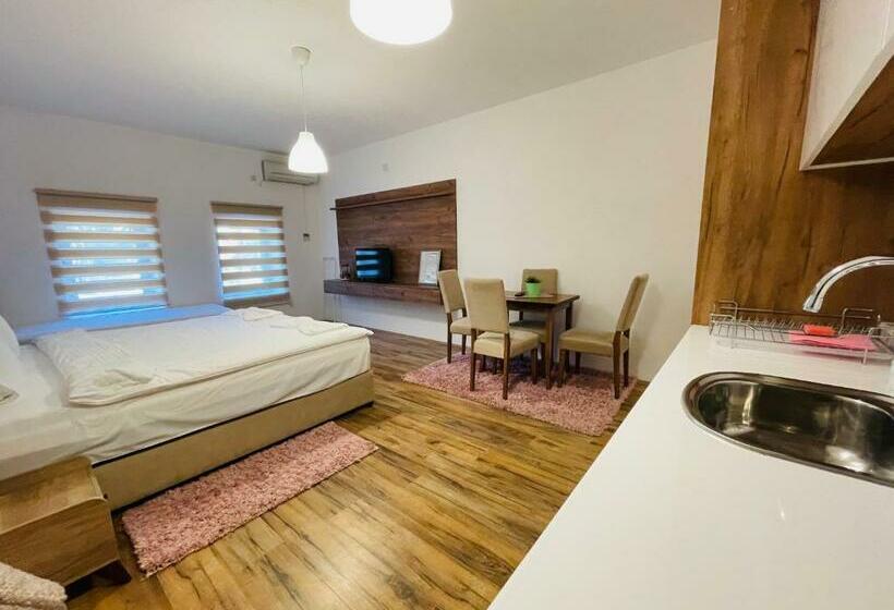 سوییت جونیور, Fuk Tak Apartmani&restoran