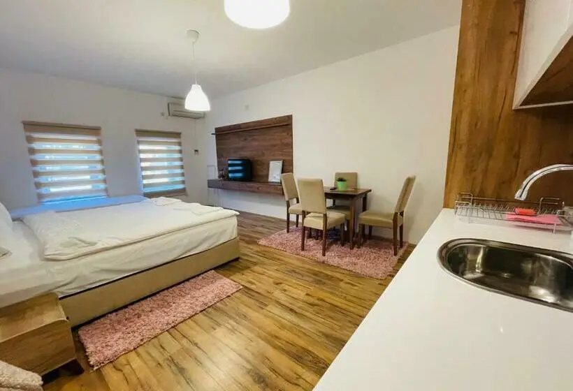 سوییت جونیور, Fuk Tak Apartmani&restoran
