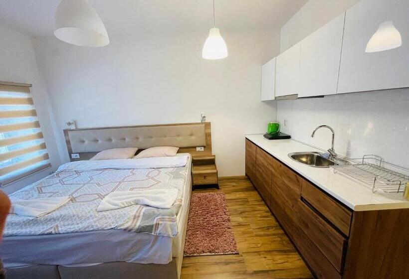 سوییت جونیور, Fuk Tak Apartmani&restoran