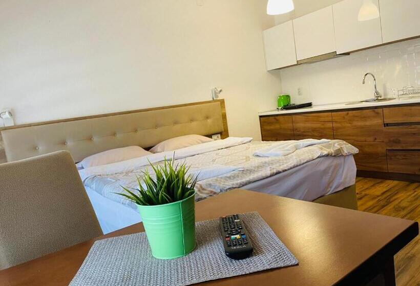 سوییت جونیور, Fuk Tak Apartmani&restoran