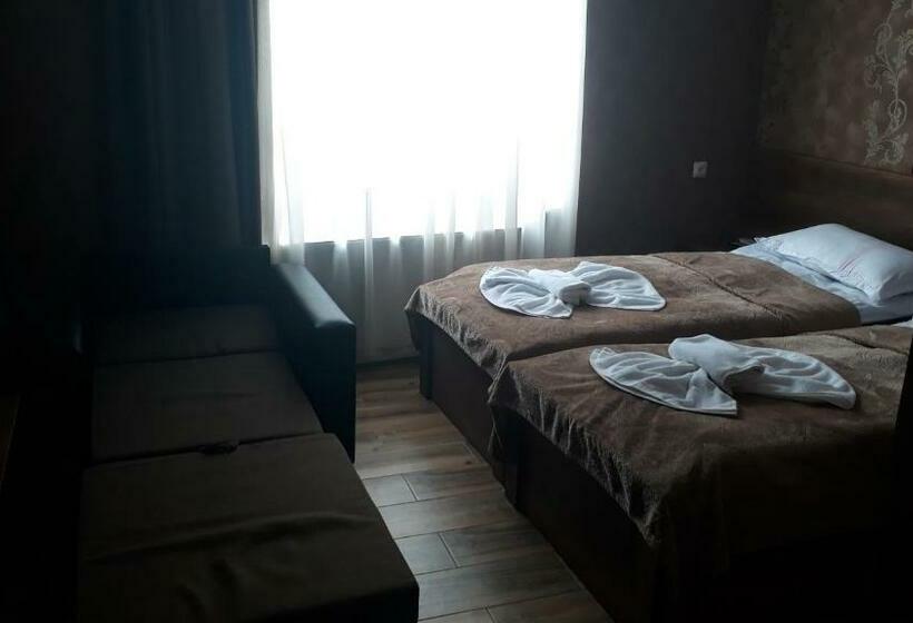 اتاق استاندارد سه نفره, Chabarukhi