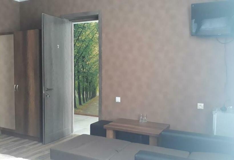 اتاق استاندارد سه نفره, Chabarukhi