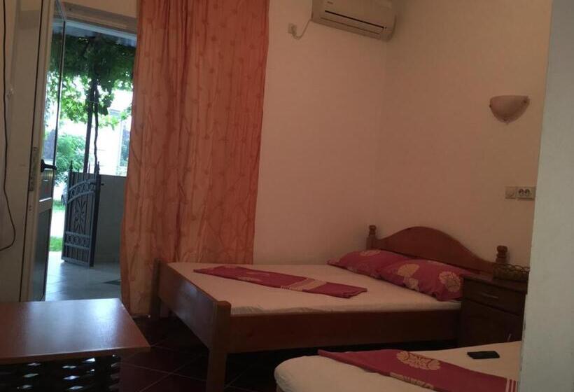 Standard Triple Room with Terrace, Apartmani Vuković