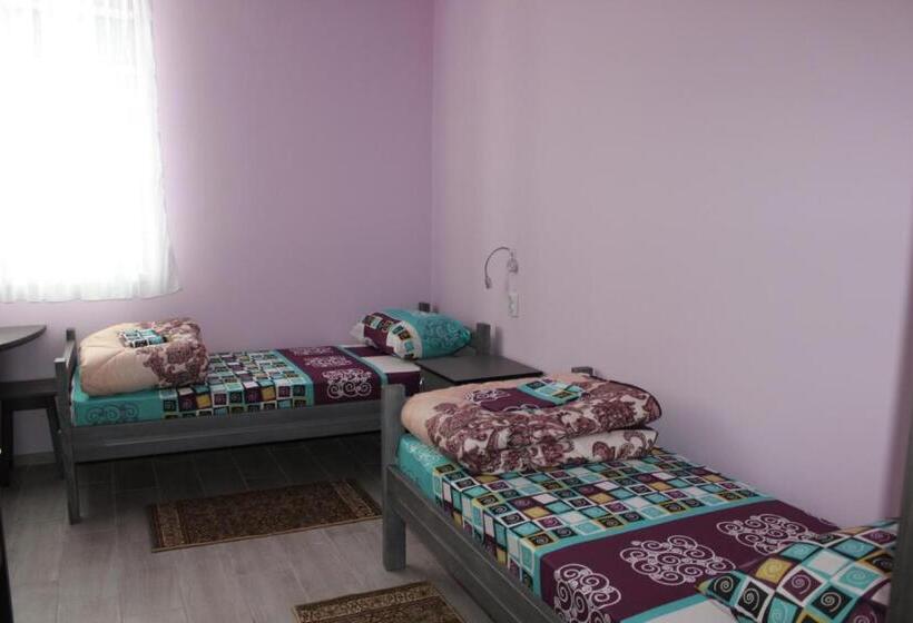 ルームシェアのワンベッド, мини отель,хостел кенгуру