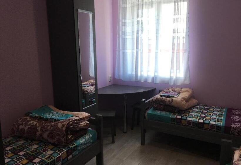 ルームシェアのワンベッド, мини отель,хостел кенгуру