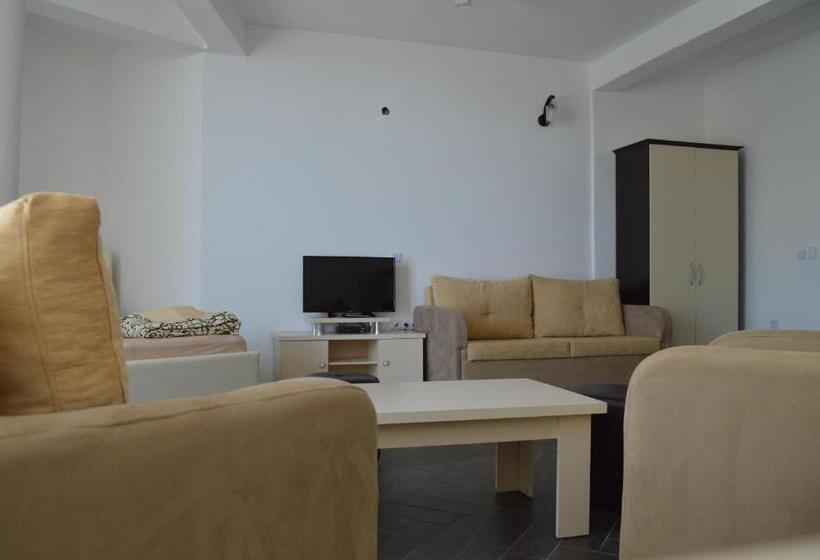 اتاق خانوادگی با چشمانداز دریا, Novalic