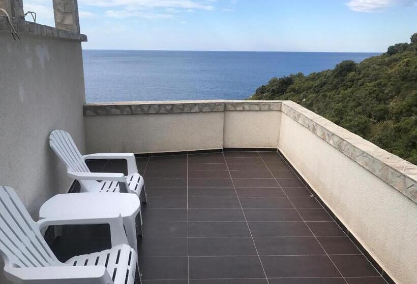 اتاق خانوادگی با چشمانداز دریا, Novalic