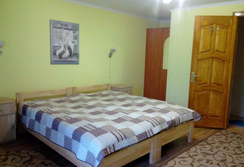 Camera Standard, садиба на хуторі