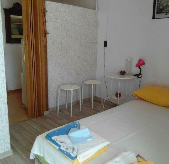 スーペリアの4人部屋, Granichar 2 Boats