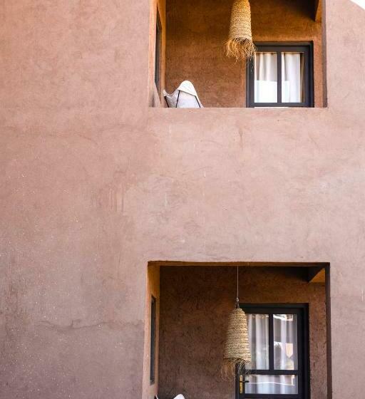 جناح مزوَّد بشرفة, Kasbah Aitisfoul